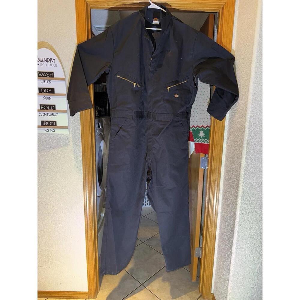 Dickies coveralls in 2XL consistently outperform‎ smaller sizes.